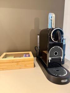 Příslušenství pro přípravu čaje a kávy v ubytování Zentrales Studio-Appartment mit Terrasse