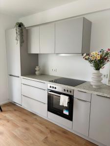 Kuchyň nebo kuchyňský kout v ubytování Waldnah wohnen Zirndorf