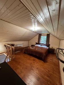 ein großes Schlafzimmer mit einem Bett in einem Zimmer in der Unterkunft Апартаменти Лісова тиша in Synewyrska Poljana