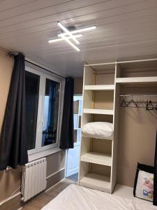 ダンケルクにあるLe Dunkerquois - Appartement moderne et tout équipéの二段ベッドと窓のある寝室