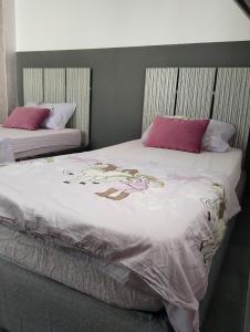 Katil atau katil-katil dalam bilik di Beautiful appartment with a glorious sea view