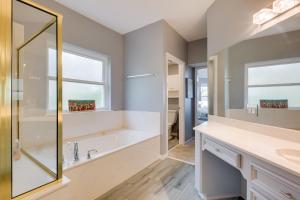 Un baño de Waterfront Home with Boat Dock on Lake Conroe! 26 fotos más