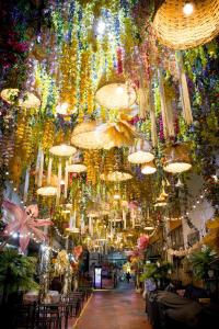 een kamer met veel verlichting en kroonluchters bij Wat We See Hostel in Khlong San