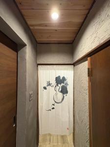 a hallway with a wall with a painting on it at 箱根強羅 縁 in Hakone