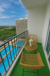 Balkón nebo terasa v ubytování Luxury poolview condo with pool access! + 8 fotografií