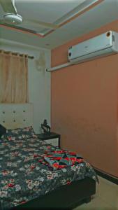 Postel nebo postele na pokoji v ubytování PHA block E5 flat 4