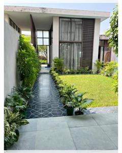 un passaggio pedonale di fronte a una casa con piante di Villa Namkhey a Raichak