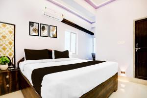 un dormitorio con una cama grande en una habitación en HOTEL O DEEJIT INN, en Dānāpur 21 fotos más