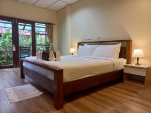 Un dormitorio con una cama grande con almohadas blancas. en Chaweng Bliss Bungalow, en Chaweng 41 fotos más