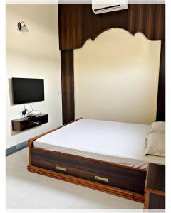 una camera da letto con un letto e una TV a schermo piatto di Villa Namkhey a Raichak Altre 34 foto