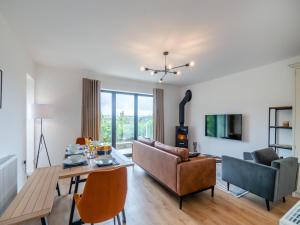 un salon avec une table et une salle à manger dans l'établissement Ryseholme, à Summer Bridge