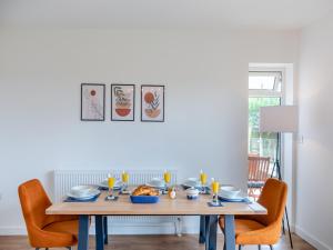une table de salle à manger avec des chaises et de la nourriture dessus dans l'établissement Ryseholme, à Summer Bridge 20 autres photos