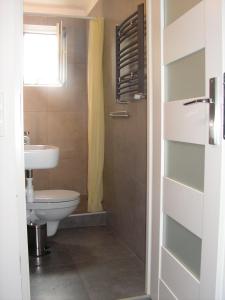 y baño con aseo y lavamanos. en Apartament Moonlight, en Sopot