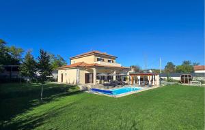 a house with a swimming pool in a yard at Villa Raviola in Sinj