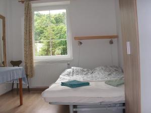 Habitación pequeña con cama y ventana en Apartament Moonlight, en Sopot
