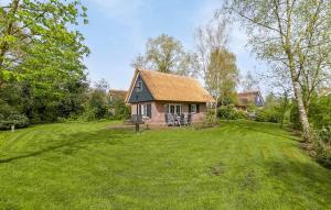 a small brick house with a grass yard at Bodelaeke-Wiedenwoning in Giethoorn +18 photos