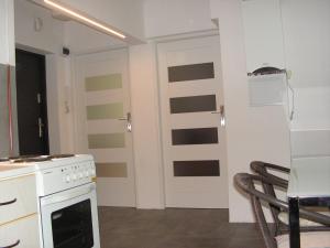 una cocina con fogones y una puerta con rayas en Apartament Moonlight, en Sopot