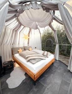 1 dormitorio con cama con dosel y estrellas. en Chalet Sternenzauber, en Waasen