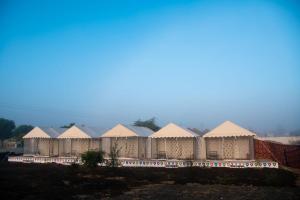 a row of buildings with a row of roofs at Rann Rajvi Homestay in Dhordo