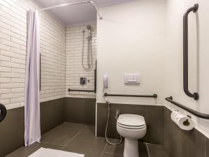 a bathroom with a toilet and a shower at ibis Ribeirao Preto Vila do Golf in Ribeirão Preto +57 photos
