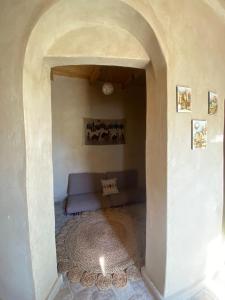 a living room with a couch in an archway at moon retreat in ‘Izbat Mushandid al Kabīrah