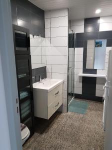 Koupelna v ubytování GITE BAS-EN-BASSET, HAUTE-LOIRE, MAISON et JARDIN ATYPIQUE PLEINE NATURE