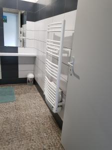 Koupelna v ubytování GITE BAS-EN-BASSET, HAUTE-LOIRE, MAISON et JARDIN ATYPIQUE PLEINE NATURE + 25 fotografií