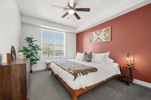 214 North Temple CondominiumModern Downtown 2BR 2BA with City Views Fire Pit Walk to Delta Center的一间带大床和吊扇的卧室