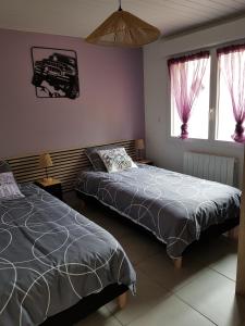 Postel nebo postele na pokoji v ubytování GITE BAS-EN-BASSET, HAUTE-LOIRE, MAISON et JARDIN ATYPIQUE PLEINE NATURE