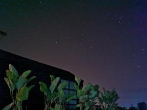 una vista nocturna de las estrellas en el cielo en Lalaland CD, en Ban Mae Khon 7 fotos más