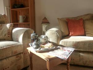 a living room with a coffee table and a couch at Penty Rosen in Pentewan