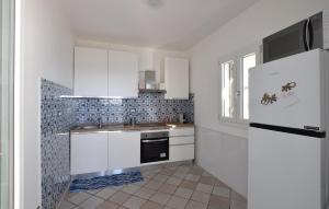 Kuchyň nebo kuchyňský kout v ubytování 3 Bedroom Lovely Home In Gizzeria Lido