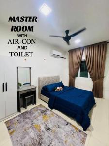 une chambre avec un lit bleu et un miroir dans l'établissement Puteri Resident In Stay, à Sungai Petani