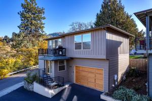 una casa con garaje y entrada en Bluff View 30 Day, en Hood River