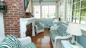 un salon avec deux chaises et une cheminée dans l'établissement Windsor Escape, à Cape May