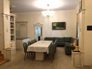 Et tv og/eller underholdning på Mardakan Garden