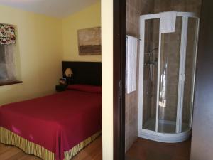 Ein Bett oder Betten in einem Zimmer der Unterkunft Hotel Pazo de Lestrove by Pousadas de Compostela