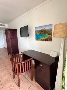 uma secretária num quarto com uma mesa e uma cadeira em Suite Paradis Village Vacances Vue mer & piscine em Sainte-Luce