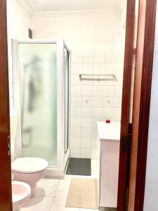 Póvoa de Santo AdriãoにあるLuxury rooms in central Lisbon next station Odivelasのシャワー、トイレ、洗面台を備えたバスルーム +11枚の写真