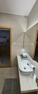une salle de bains avec un lavabo blanc dans une pièce dans l'établissement Niky's, à Stari Grad 14 autres photos