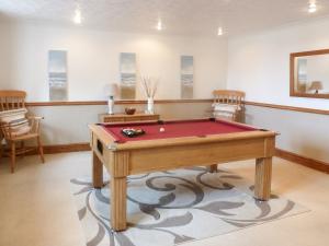a room with a pool table in a room at Anneth Lowen in Pentewan +8 photos