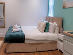 une chambre avec un lit avec un ours en peluche dessus dans l'établissement Hilltop Apartment 4 - Uk50596, à Earl Shilton