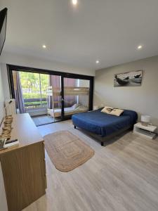 En eller flere senge i et værelse på Evasion Marine Plage Terrasse parking clim