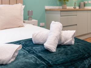un lit avec deux serviettes dessus dans l'établissement Hilltop Apartment 4 - Uk50596, à Earl Shilton