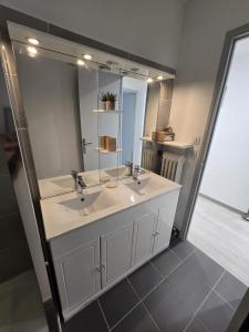 Et badeværelse på Evasion Marine Plage Terrasse parking clim