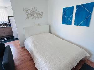 a bedroom with a white bed in a room at Charmant Studio proche tramway in Strasbourg