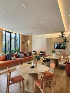 カトゥーにあるCozy Minimalist roomのソファとテーブルと椅子のあるリビングルーム