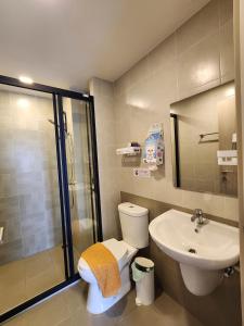 カトゥーにあるCozy Minimalist roomのトイレ、洗面台、シャワー付きのバスルーム