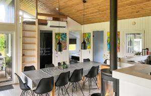 een keuken en eetkamer met een tafel en stoelen bij Nice Home In Sydals With Wifi in Høruphav