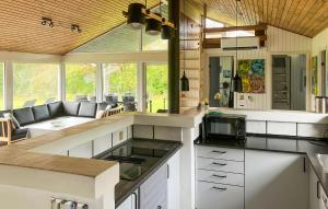 een keuken met een woonkamer met een bank bij Nice Home In Sydals With Wifi in Høruphav